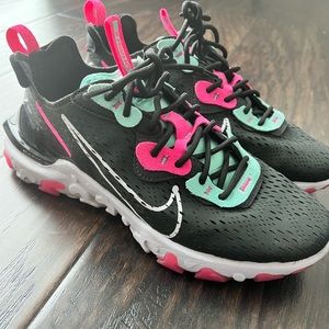 Women’s Nike tennis shoes